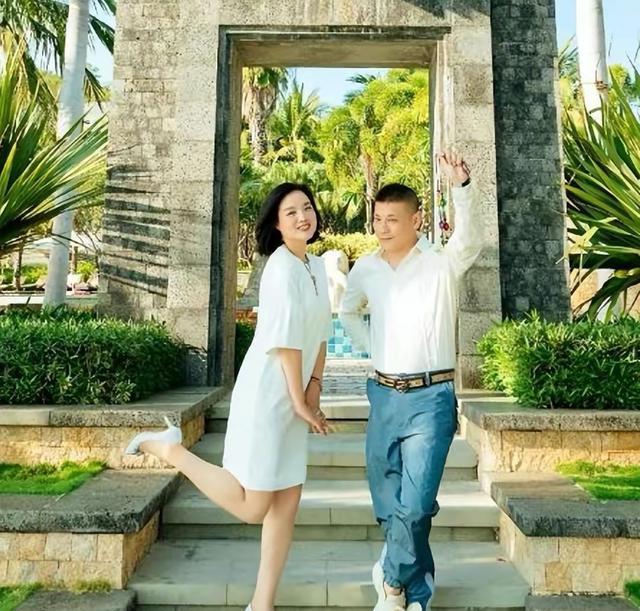 白雪|歌手白雪：中年离异后，恋上小8岁男友，18岁儿子颜值高