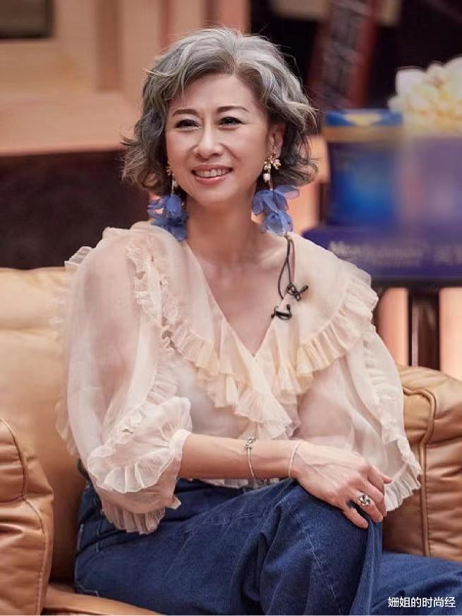 果冻 看了60岁叶倩文的穿搭，我发现：穿衣“不扮嫩”，从容老去才真美