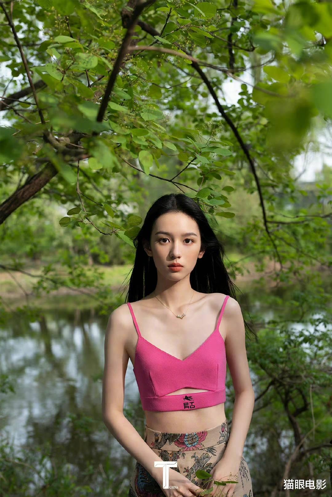 周也|新生代小花同框!周也邱天露马甲线大秀好身材,网友:太像双胞胎