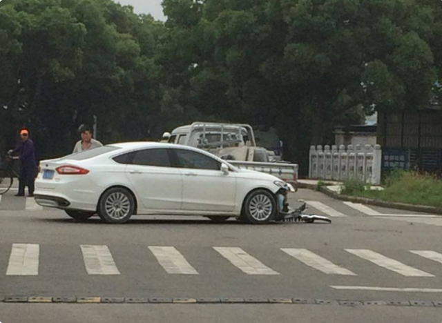 私家车撞上自行车，看不起对方想500私了，自行车主：把你车卖了赔