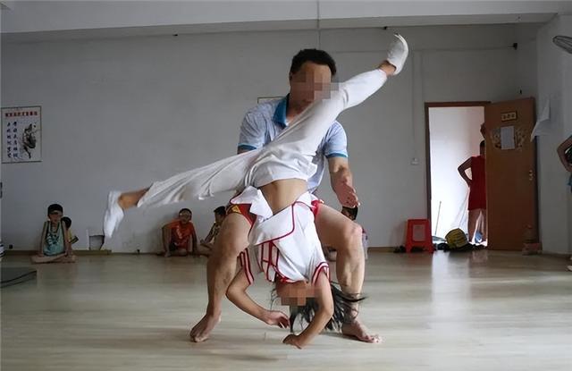 武术教练拍下了14岁女学员裸照,威逼开房,结果致女孩怀孕了
