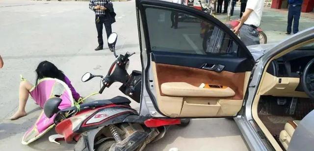 司机路边开车门撞死外卖员，公诉结果：“开门杀”一方全责
