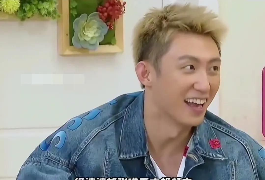 朱亚文|朱亚文人设崩塌!双手环抱星女郎为其庆生,厌恶女生大幅度夹菜