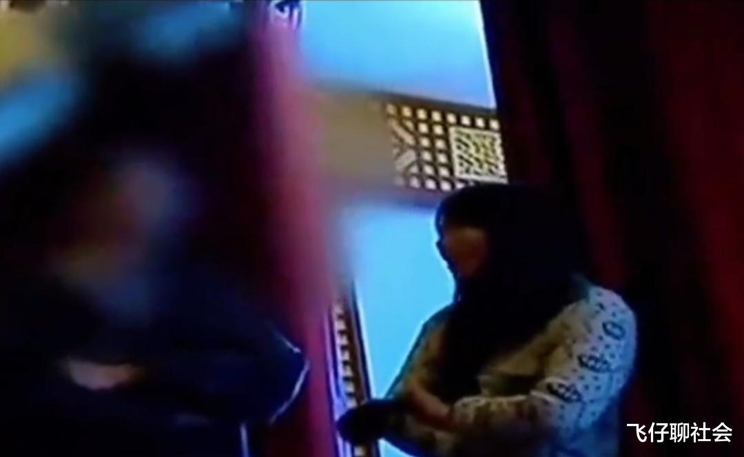 女子嫌弃丈夫长得丑离家38年，得知儿子当上院长后立马前来相认