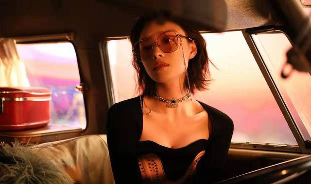 倪妮|倪妮在车内拍代言大片，穿衣搭配太显身材，被指“掉价了”