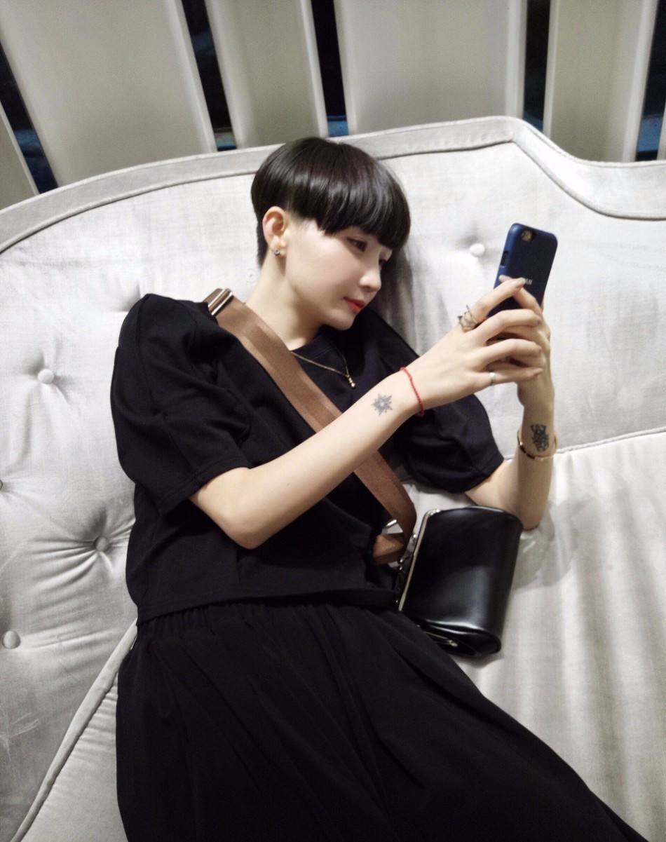 高晓松|高晓松小19岁前妻官宣二胎！二婚老公高大健硕，两人生活幸福美满