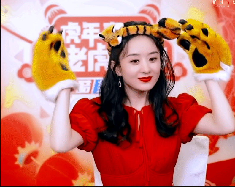 春晚|赵丽颖初登春晚状态不佳,压轴登场表情疲惫,唱歌紧张找不到镜头