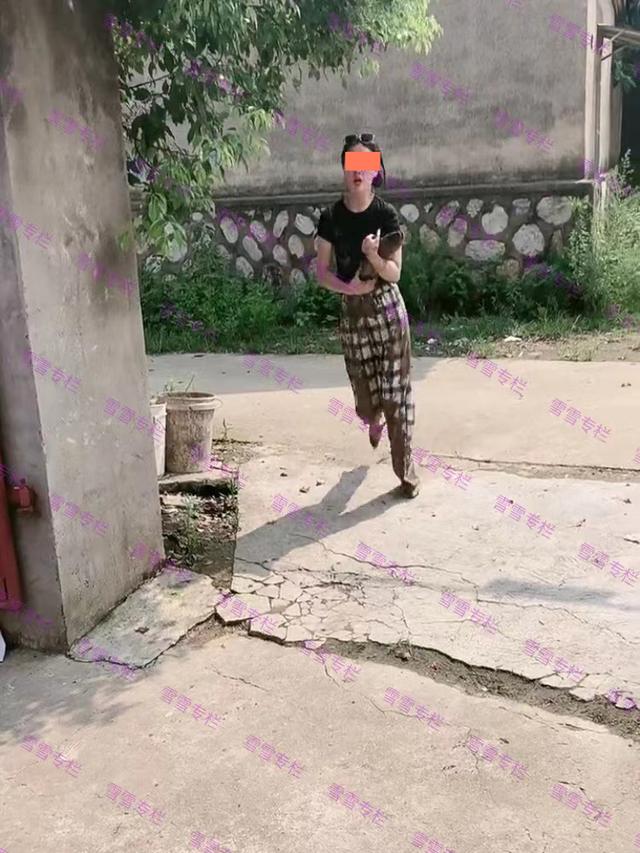 饵料|女子带一条大鱼回家，遭母亲拿棍棒追赶：叫你去相亲你竟然去摸鱼