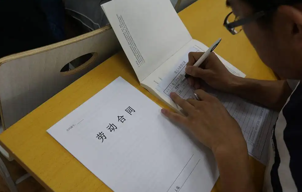 软件|小张应聘一家电脑硬件销售公司，在试用期未出任何差错，结果却在最后一天被告知：未通过考核