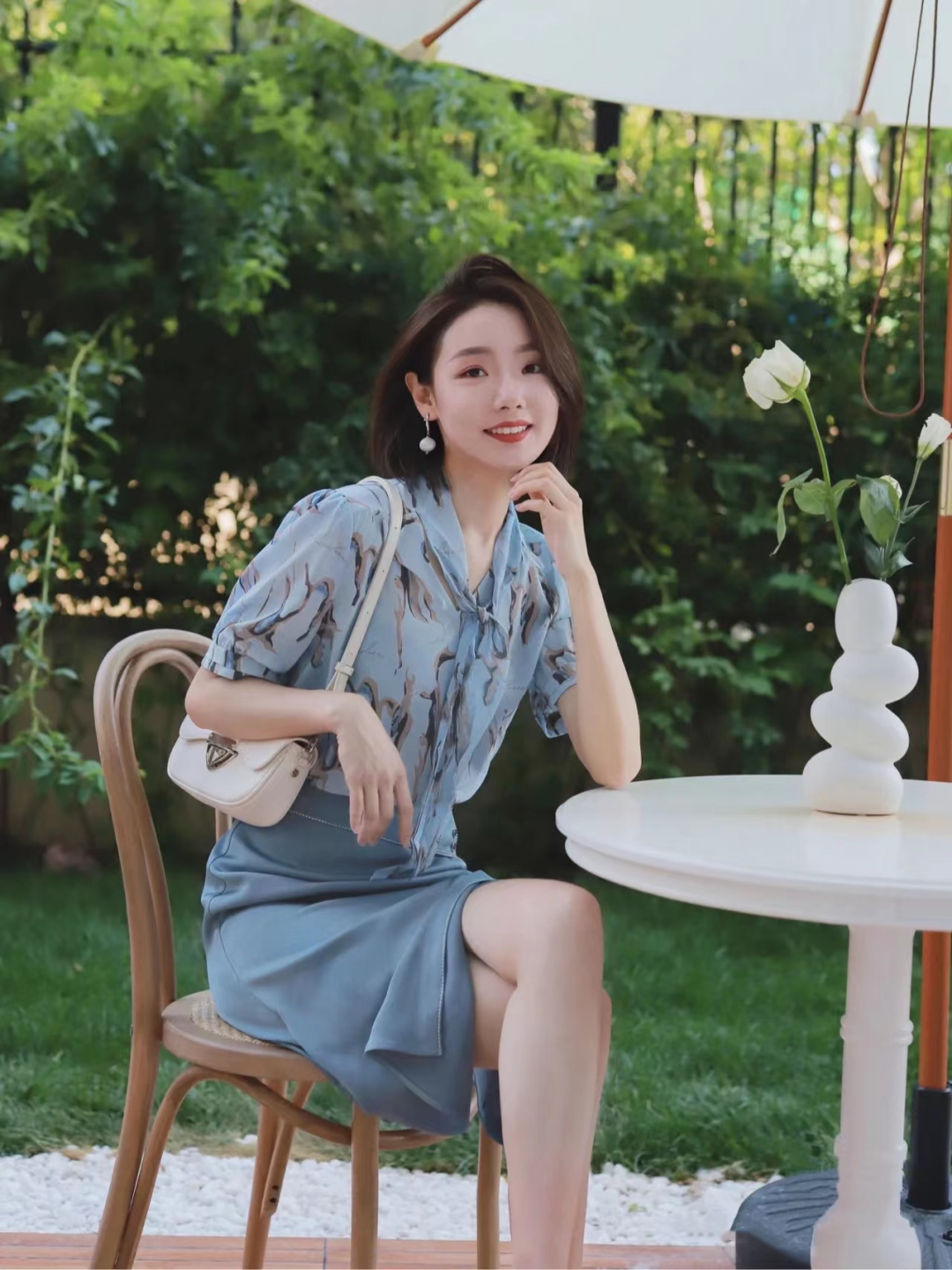 夏季“衬衫+半裙”搭配太美了，掌握这5套搭配，逛街、通勤没烦恼