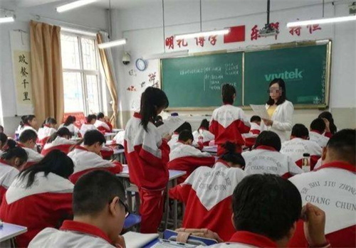 2020年男子与美女教师宾馆开房,妻子带警察现场抓包,结局很意外