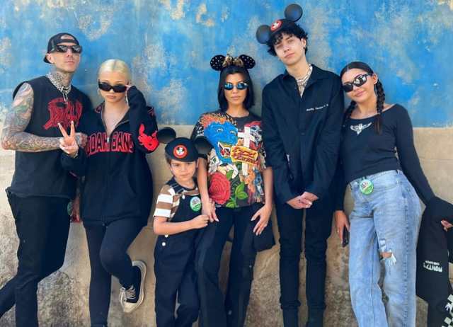 金·卡戴珊|43岁卡戴珊大姐再遇真爱！与丈夫高调登记结婚，头披婚纱仪式满满