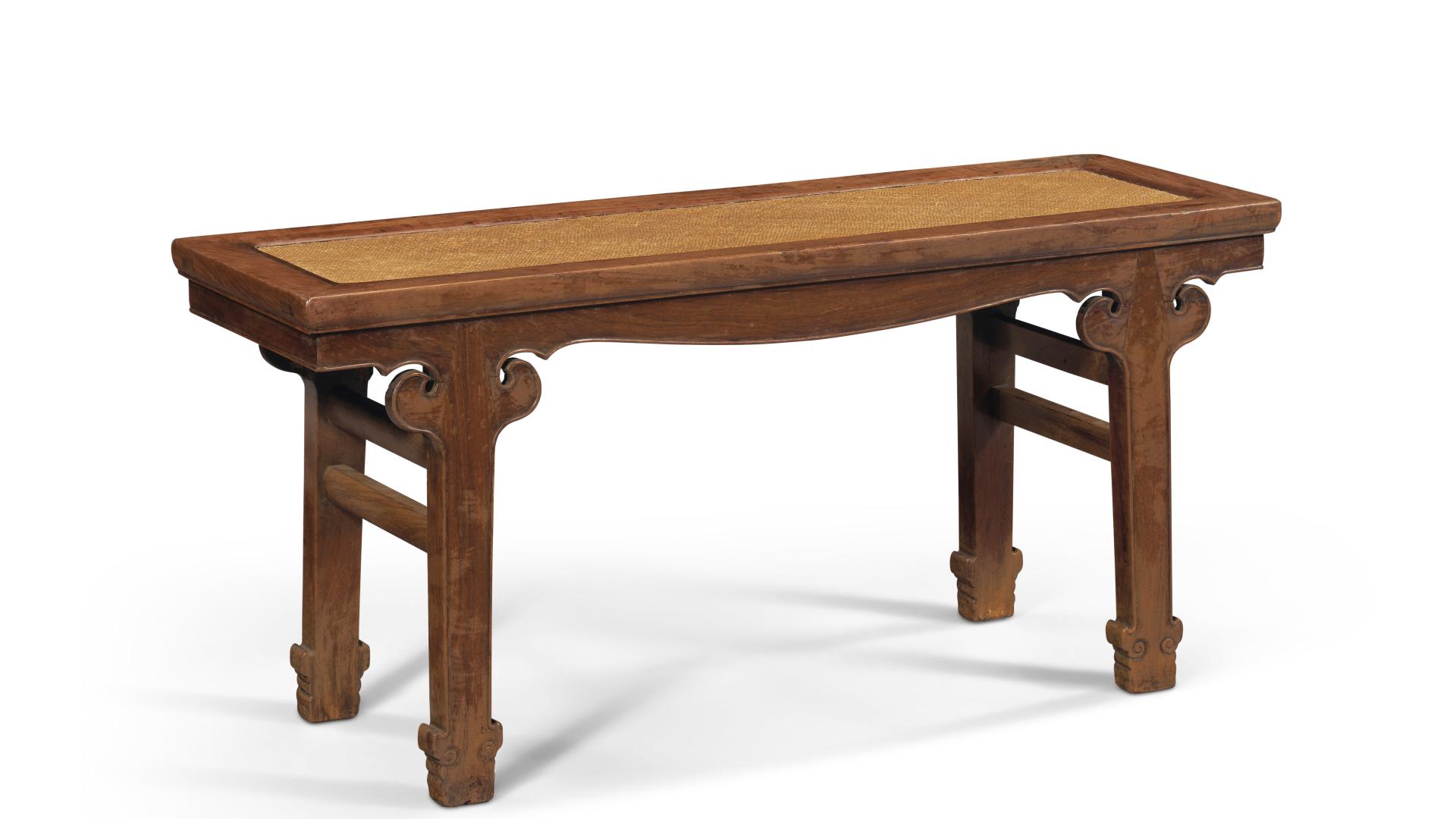 |插肩榫、洼堂肚、仰俯云，黄花梨案型春凳少见而特别