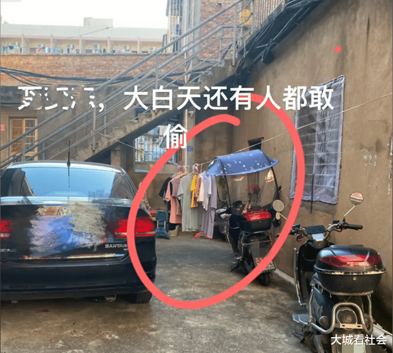 福建一女孩被坏人盯上,内裤挂到哪里都被偷,怒怼谁家没钱买内裤