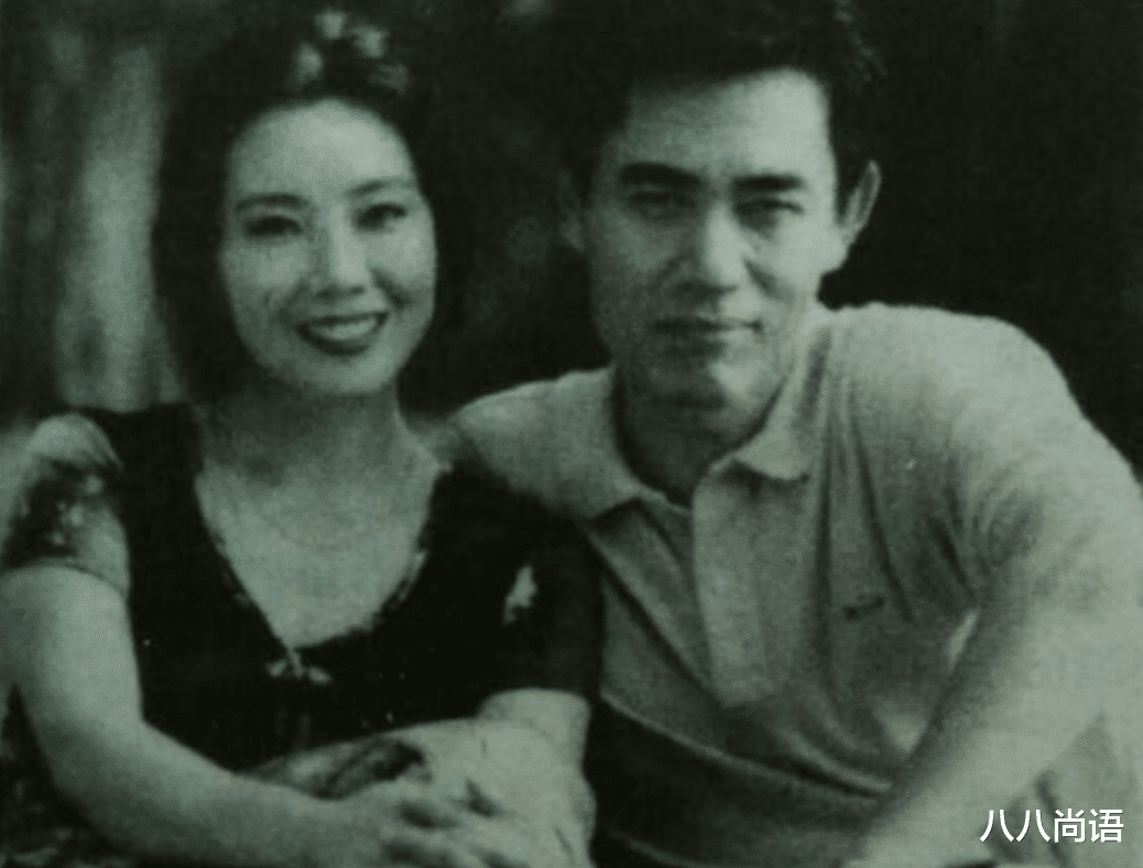 陈宝国|66岁赵奎娥罕见现身,和老公陈宝国穿情侣装,结婚40年了依旧恩爱