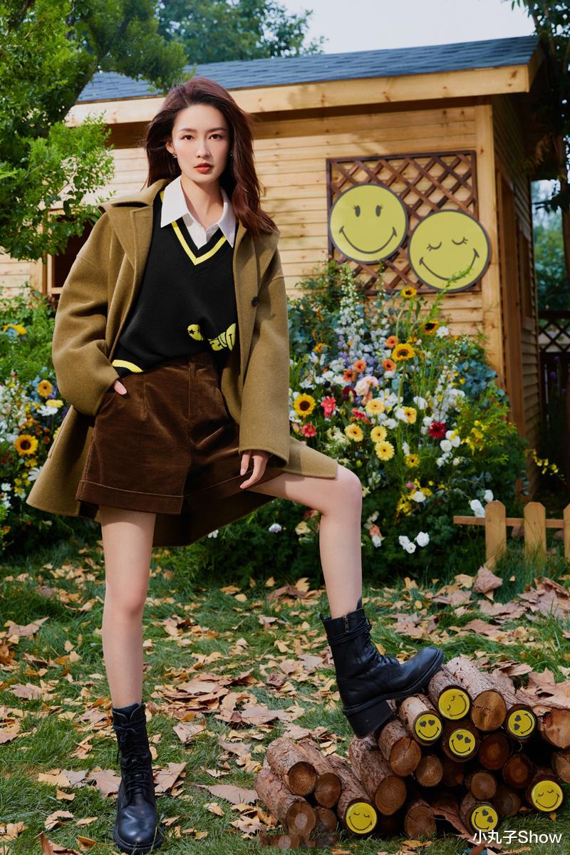 李沁|赵丽颖李沁周雨彤撞背心，第一位裙子复古搞怪，李沁短裙秀腿赢了