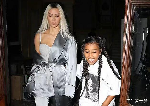 金·卡戴珊|金卡戴珊侃爷同框，看小西北打球！中间隔了7个人，全程无交流