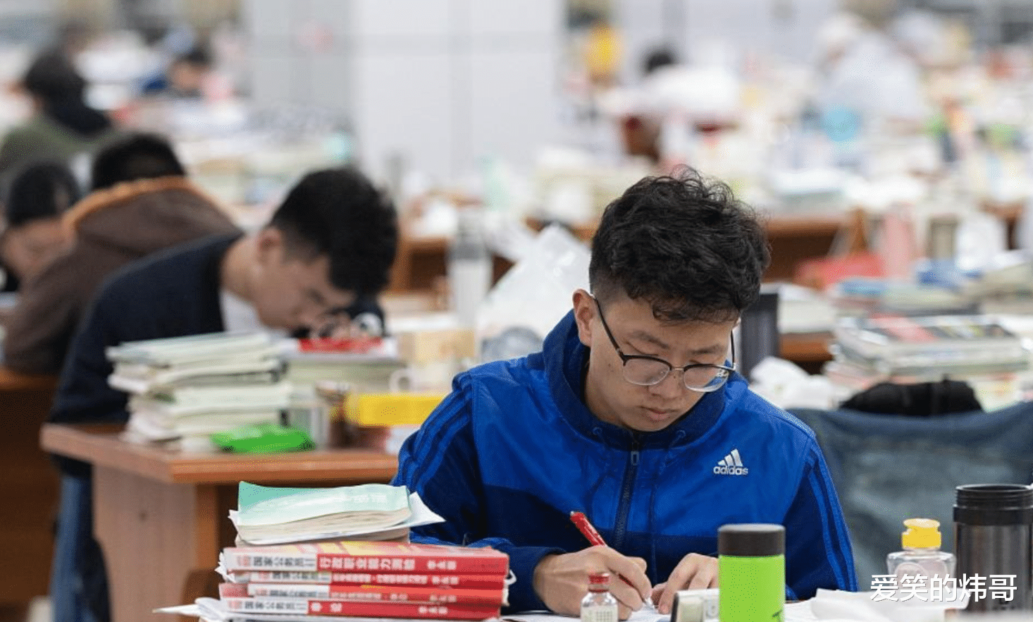 |“奶头乐”在大学里悄然兴起，不少学生深陷其中，家长却全然不知