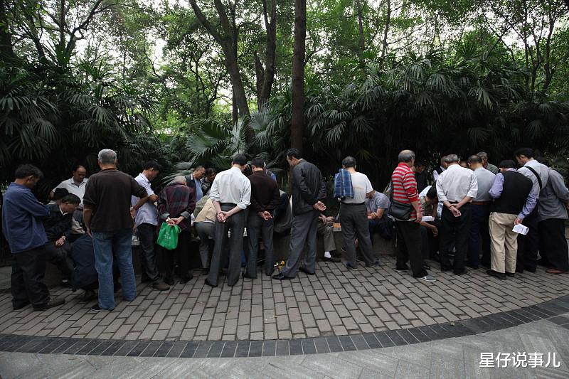 象棋|在路边摆“象棋残局”赚钱的人，不怕遇到象棋高手吗？