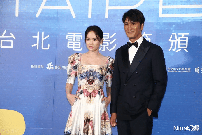 陈乔恩家乡电影节红毯用力过猛，穿印花裙被吐槽像床单，妆容油腻