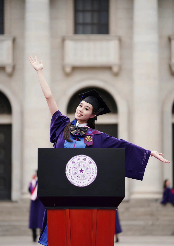 赌王小女儿清华毕业照美出圈！穿学士服名媛坐姿抢眼，身材好瘦啊
