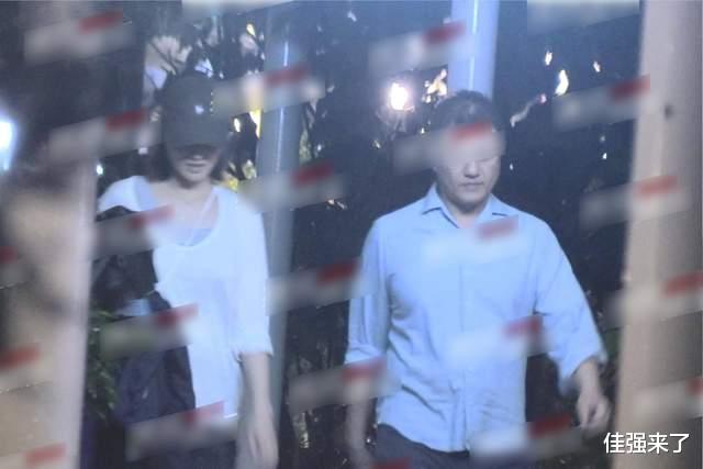 李亚鹏陪产后四个月的嫩妻“放风”吃烧烤,肚腩跟秃头太抢镜了