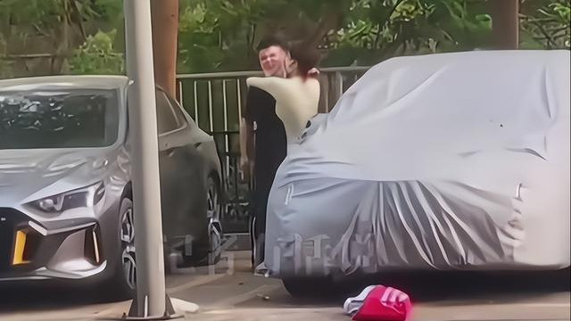 回顾：女子街头紧抱男友不放手，男子直言“娶不起你”，含泪离开