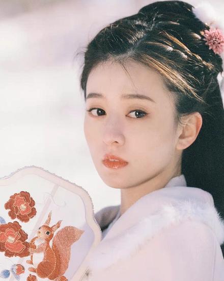 乔欣|乔欣粉衣古装我见犹怜，气质清冷出尘神似刘诗诗，粉丝：心动了！