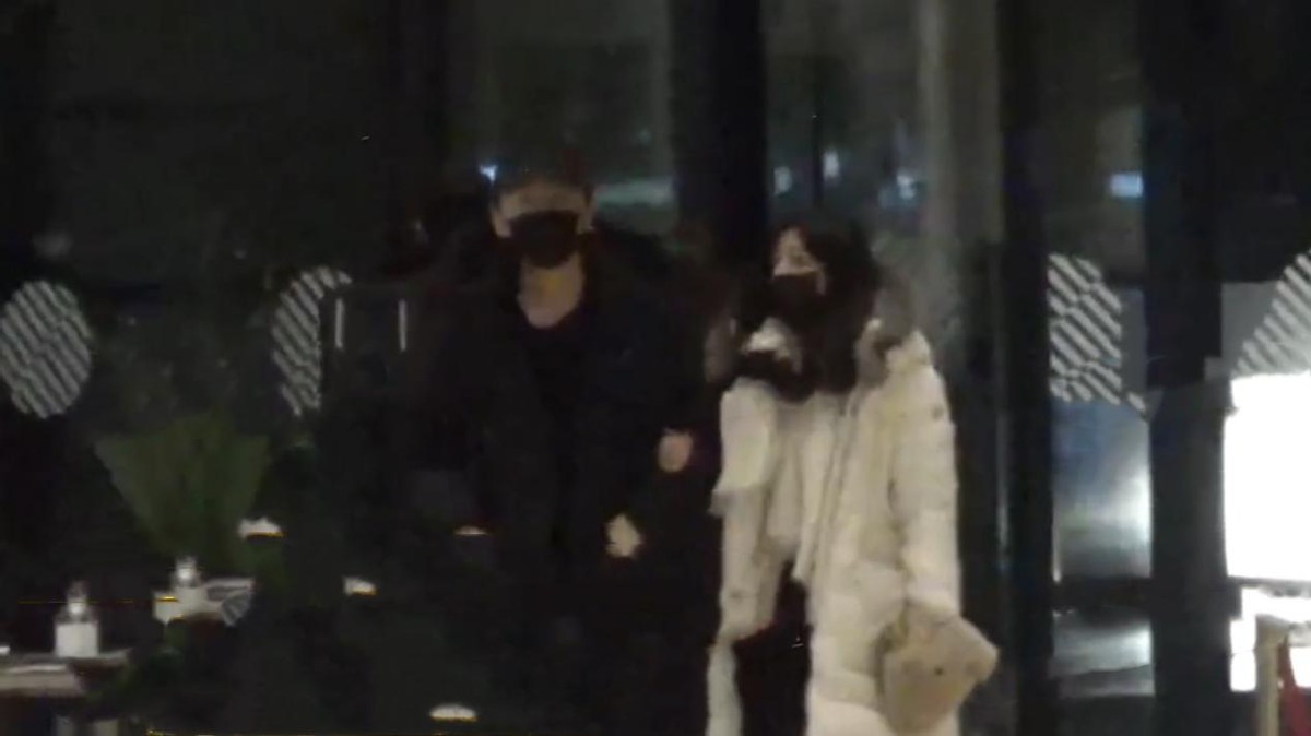 宋佳|陈晓到剧组探班老婆！陈妍希在酒店门口撒娇，被男方一把搂在怀里