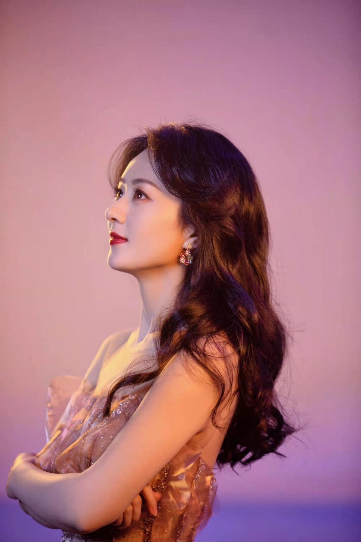 |赵丽颖新大片美上热搜!波浪发配仙女裙造型封神,笑容甜到人心里