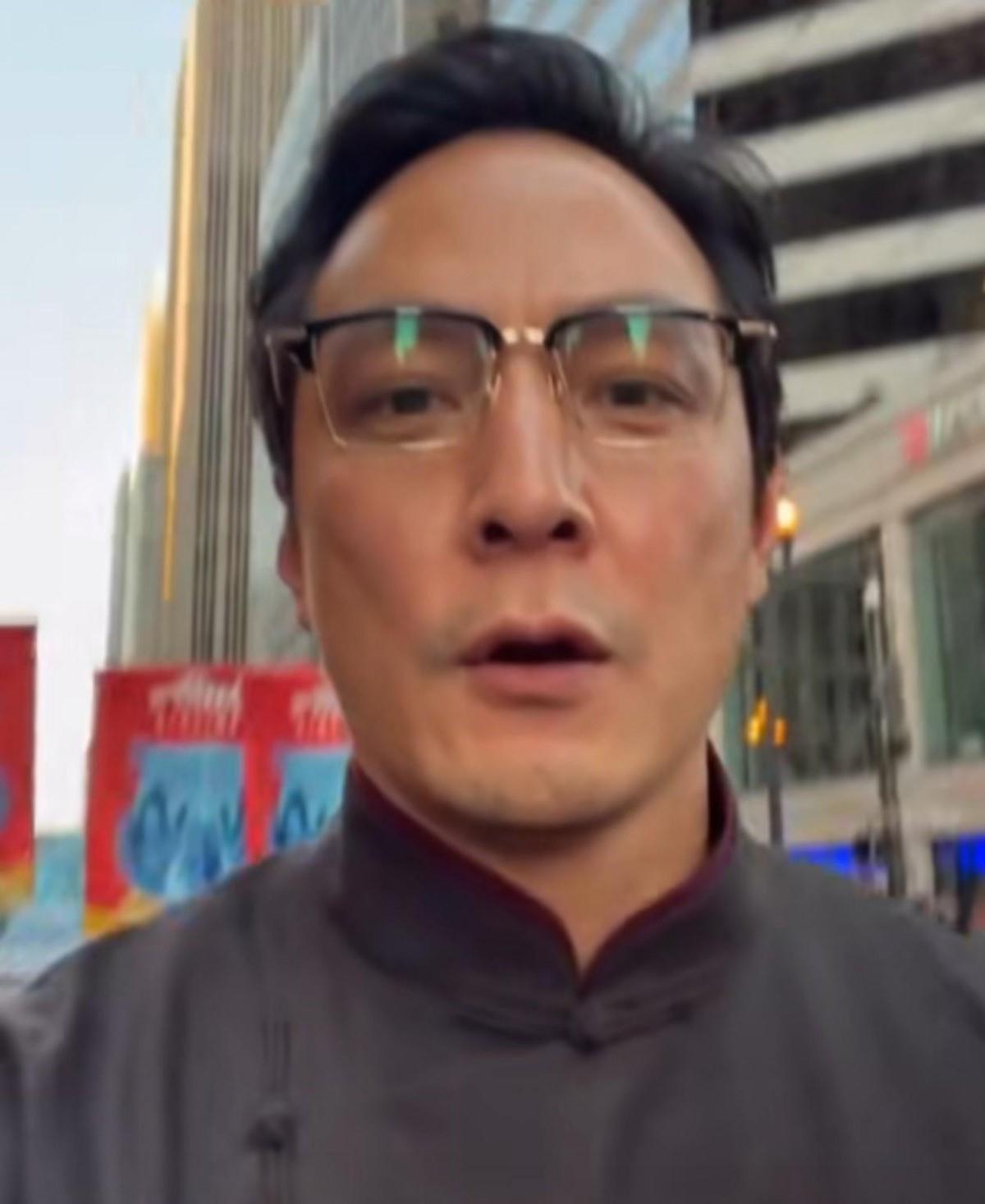 吴彦祖|吴彦祖晒国外唐人街过节照，获当地最高待遇，47岁穿中山装好帅气