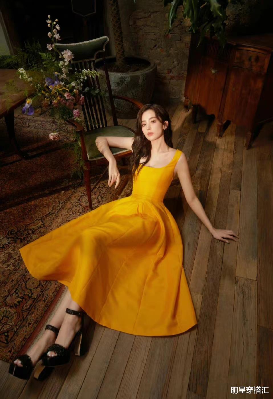 古力娜扎亮黄色吊带连衣裙,吸睛洋气,优雅知性