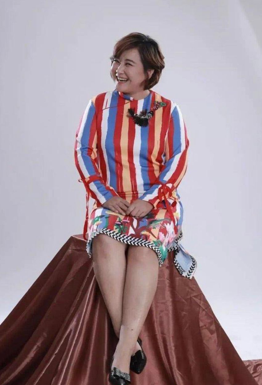 贾玲|贾玲胖得坦荡荡，挑战“彩色旗袍”还挺有韵味，骨子里的自信真美