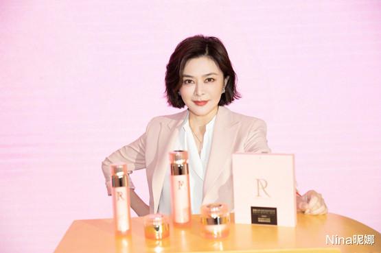 关之琳太平山顶餐厅被偶遇，穿家庭妇女装无星味，路人镜头下暴露60岁年龄