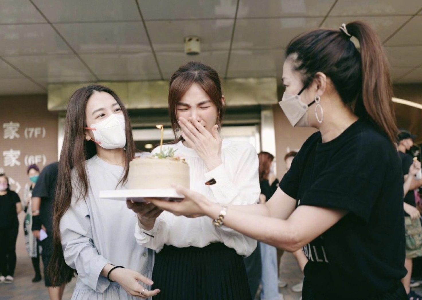 ella|SHE合体为Ella庆生,任家萱田馥甄送惊喜餐车,陈嘉桦哭成表情包