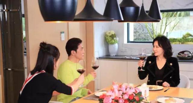 晒晒刘嘉玲现实中的家,客厅设计超大落地窗,在家就能看风景