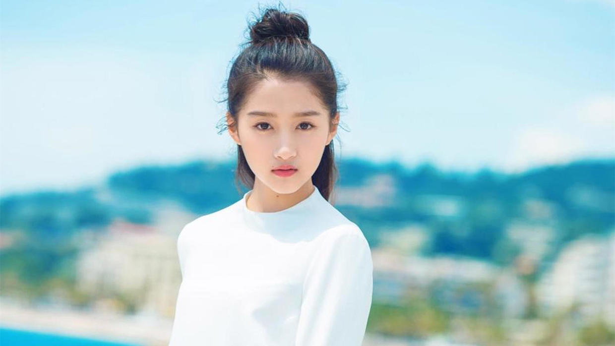 关晓彤|贵族后裔关晓彤遇到张艺谋,赶紧把双腿夹紧,身体往下蹲