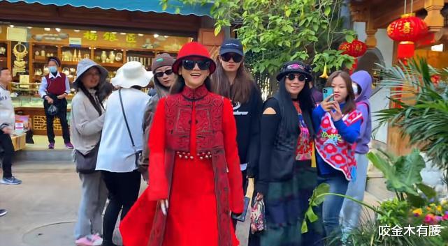 杨丽萍|杨丽萍年初三闲逛双廊古镇,众徒弟同行引围观,亲切合影毫无架子