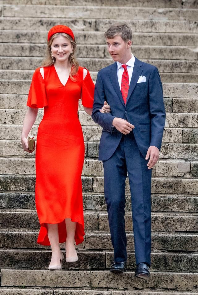 王室基因太强悍！18岁的伊丽莎白公主，成为年轻姑娘的穿衣教科书