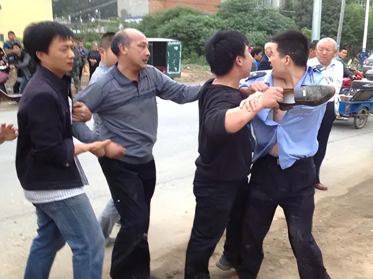 92年上海女子向门外泼水，被4人围殴5分钟，逮捕后大闹派出所