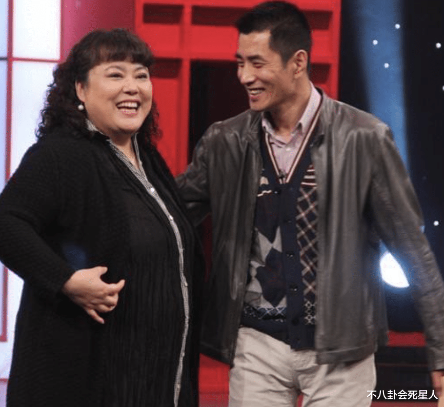 李菁菁|52岁李菁菁离婚后现状：两鬓斑白妆容精致，独自带女儿过年