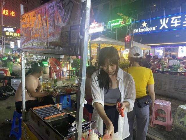 横店|高温下的娱乐圈｜脱下古装卸了妆，她是横店街头卖烤肠的老板娘