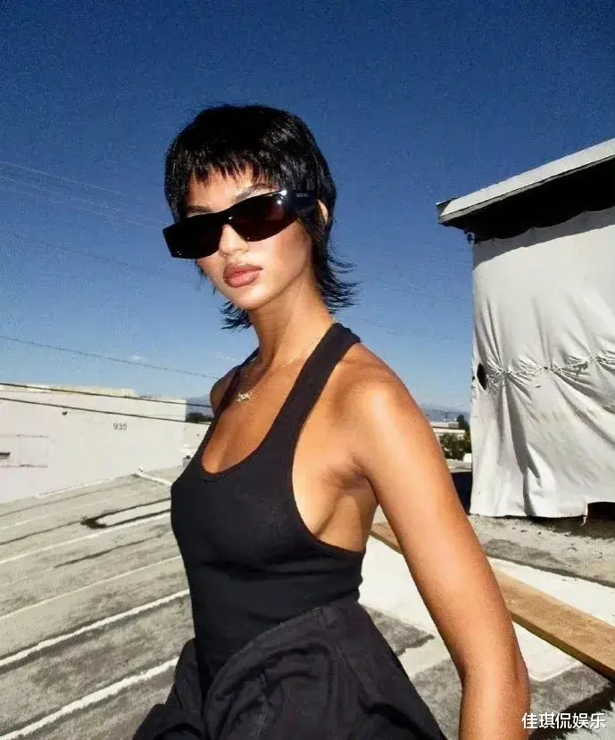 侃爷|金?卡戴珊前夫侃爷新恋情曝光!疑似又换女友了,网友这脖子也太长了!