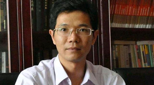 开封40度高温下,上千网友在法庭外守候许敏,云昊现场遭遇碰瓷?