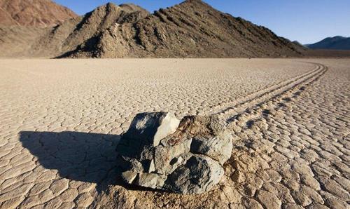 神秘的死亡谷里石头可以自己移动，究竟是什么力量导致的呢？