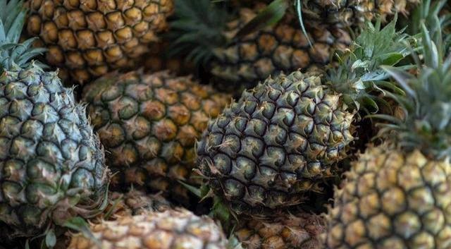 买菠萝时,挑长的还是圆的?记住这3点,香甜又多汁,一挑一个准