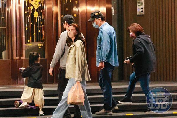 赵又廷|高圆圆「手提2大袋食物」超懂媳妇之道 赵又廷返台一家5口享天伦