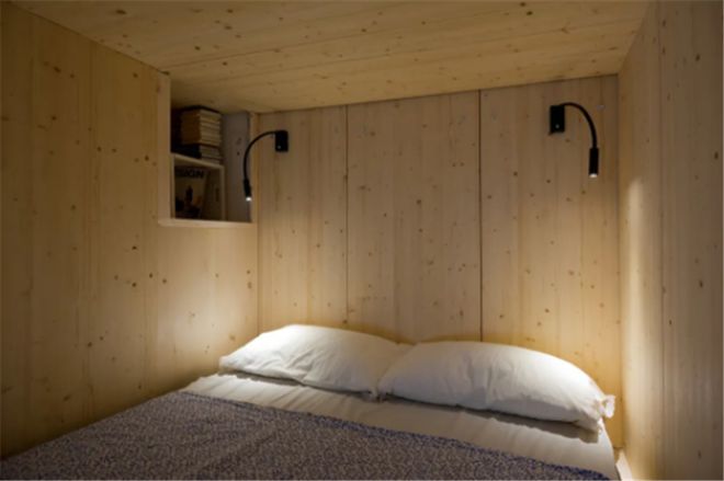 35㎡小公寓,夫妻俩把床抬高1米后睡在“盒子”里?这设计够巧妙