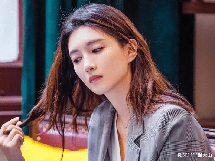 三十而已|三十而已:王漫妮无法认同小张主任的生活方式,是在故作清高吗?