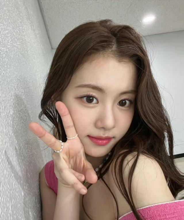 金佳蓝|HYBE金佳蓝回归LESSERAFIM,复出节目已确定,本人现身公司送签名